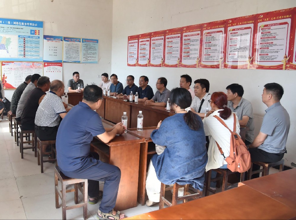 在秦庄村座谈交流 在秦庄村座谈交流